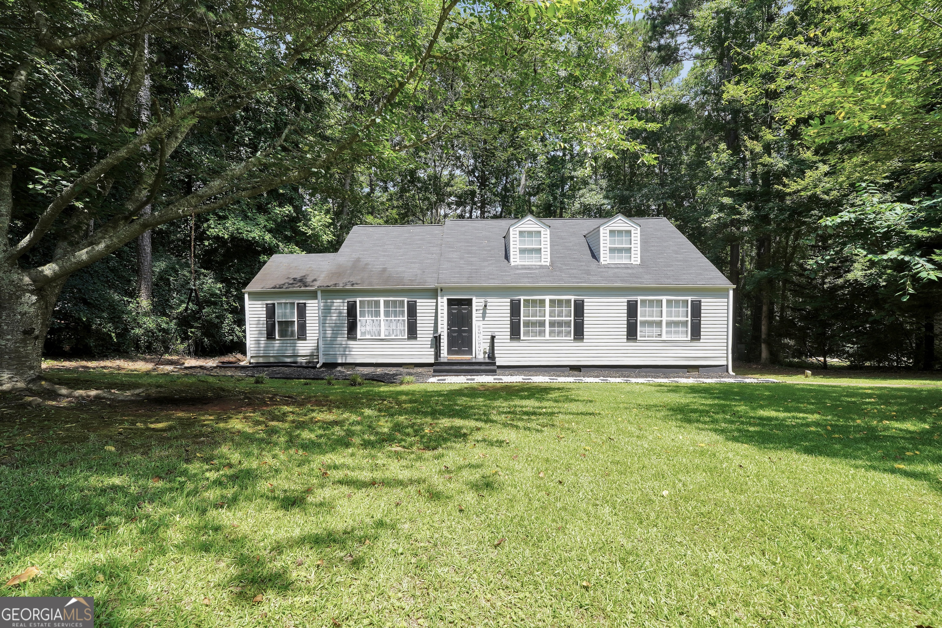 Put your eyes on this charming home located in the Turtle Cove community. This home offers a large open living area featuring stainless steel appliances, granite countertops and recessed lighting throughout. Offering 4 bedrooms and 3 bathrooms with a large bonus/ flex room that could double as a fifth bedroom with its own closet and full bathroom. Come check this one out for yourself!