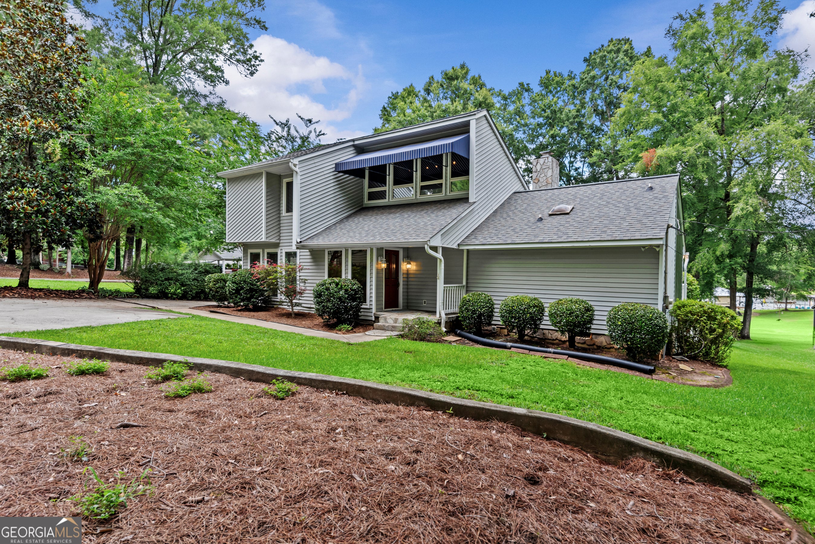 221 Commodore DR NW