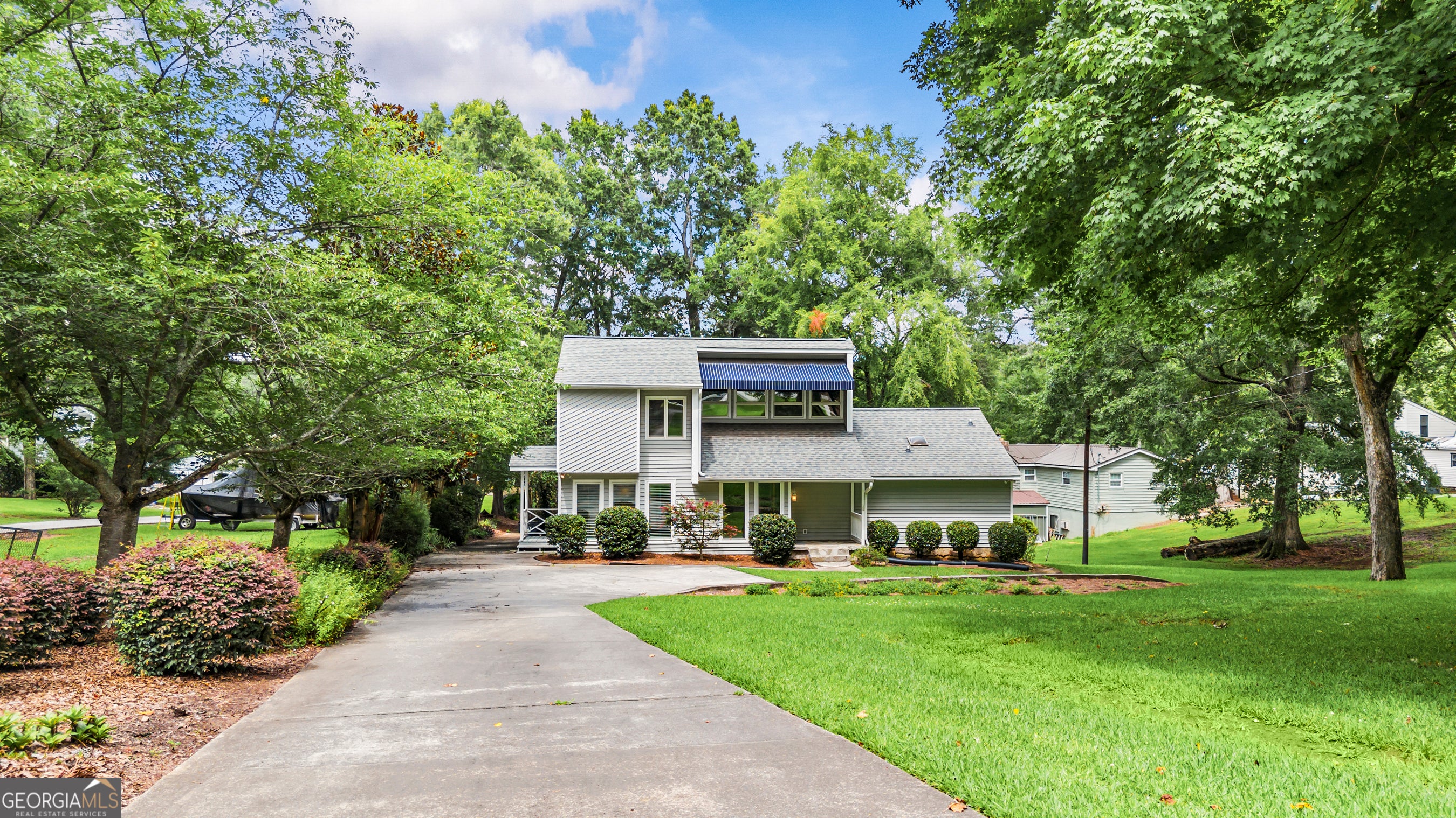 221 Commodore DR NW