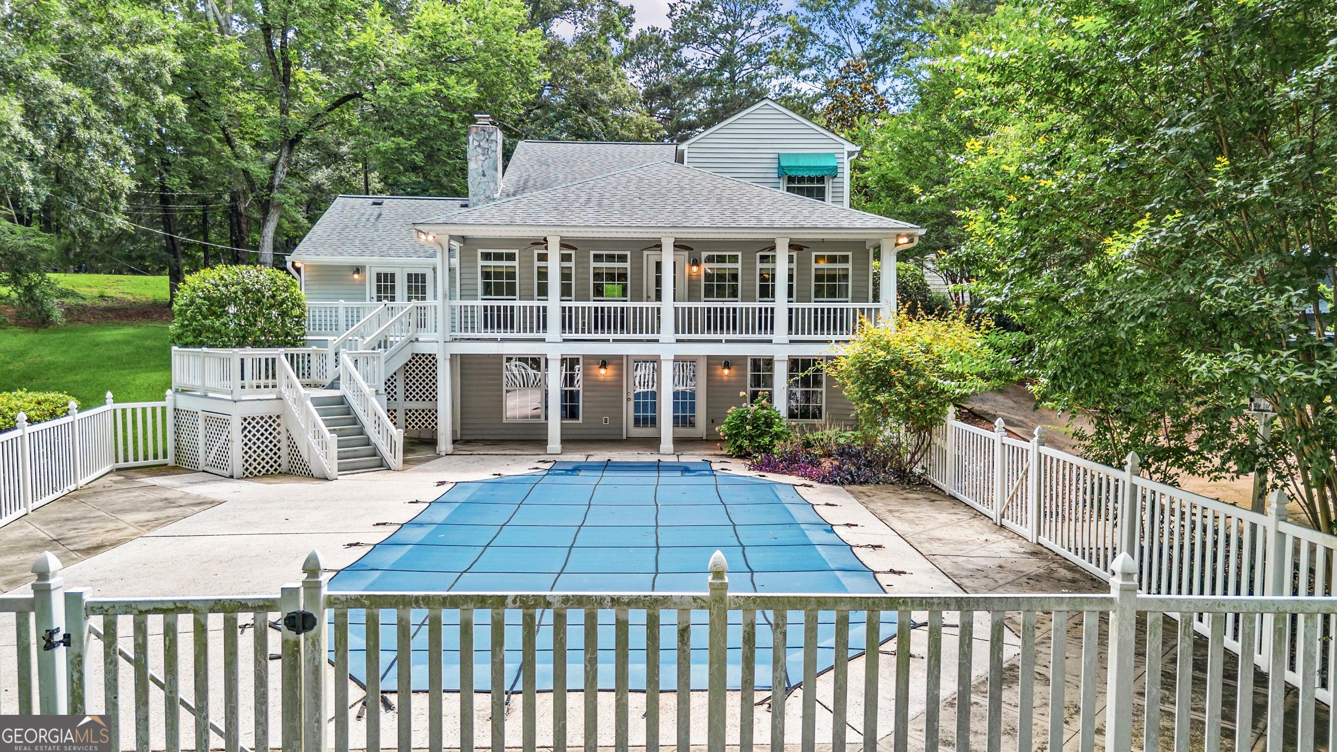 221 Commodore DR NW