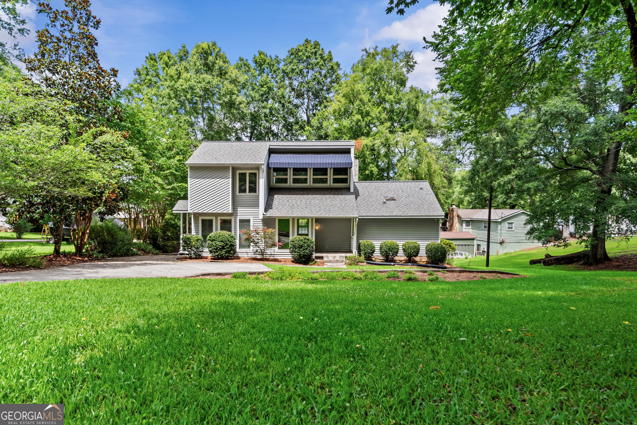 221 Commodore DR NW