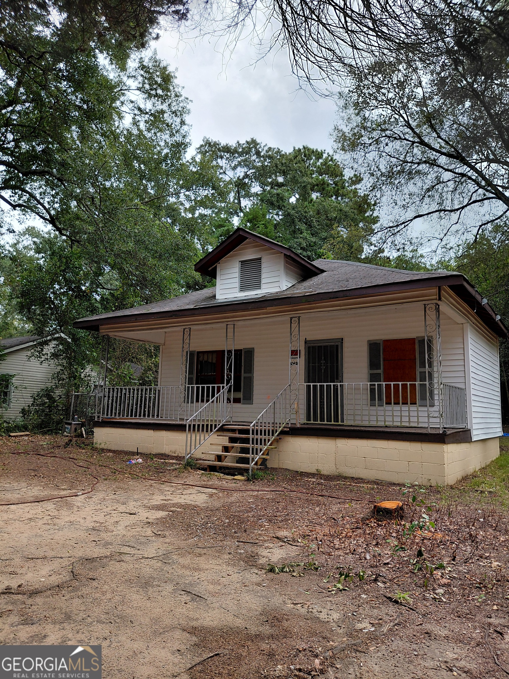 Great investment property. Listed as 2 bedrooms 1 bath. Can be converted into a 3 bedroom 2 bath home after renovation. Bring your power tools & imagination after closing. The utilities are already on. Buyer(s) must complete their due diligence before binding a contract. Property is conveniently located near I-75 / Rocky Creek exit. Contact the Board of Ed for schools.