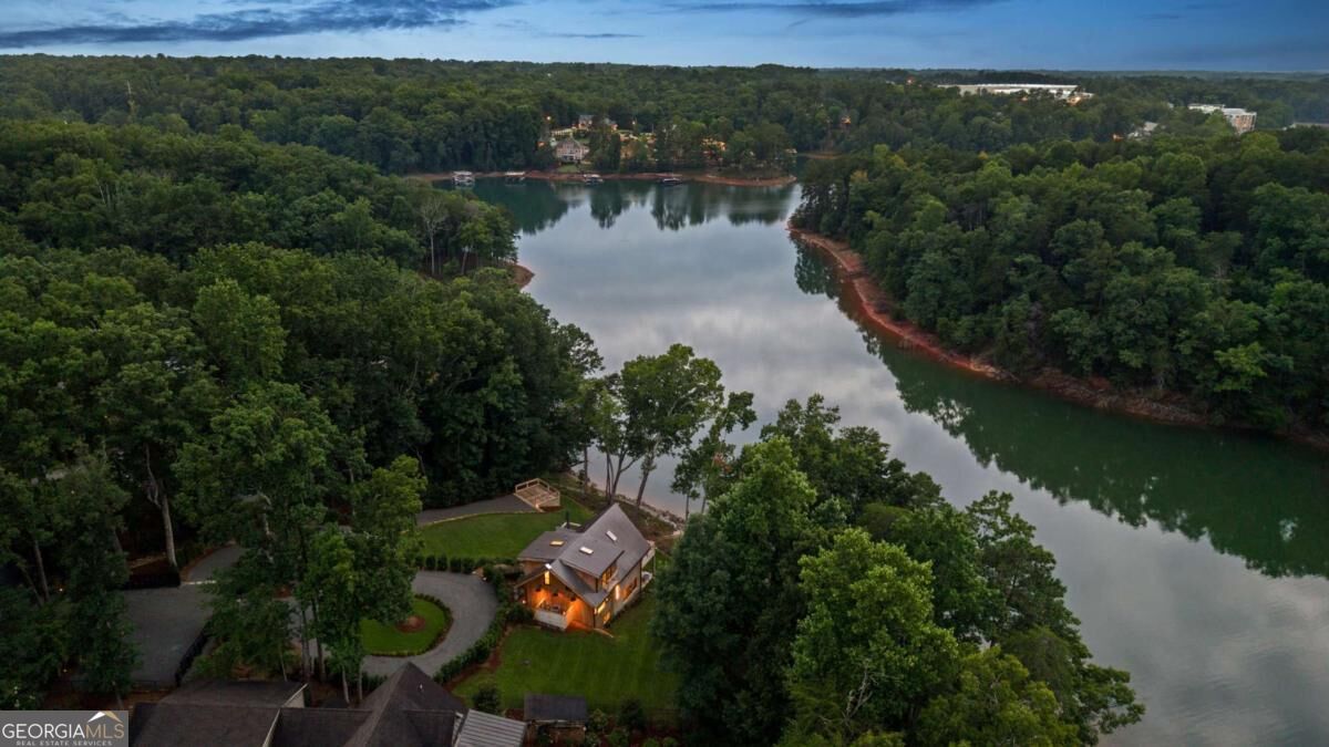 6011 Blackberry LN