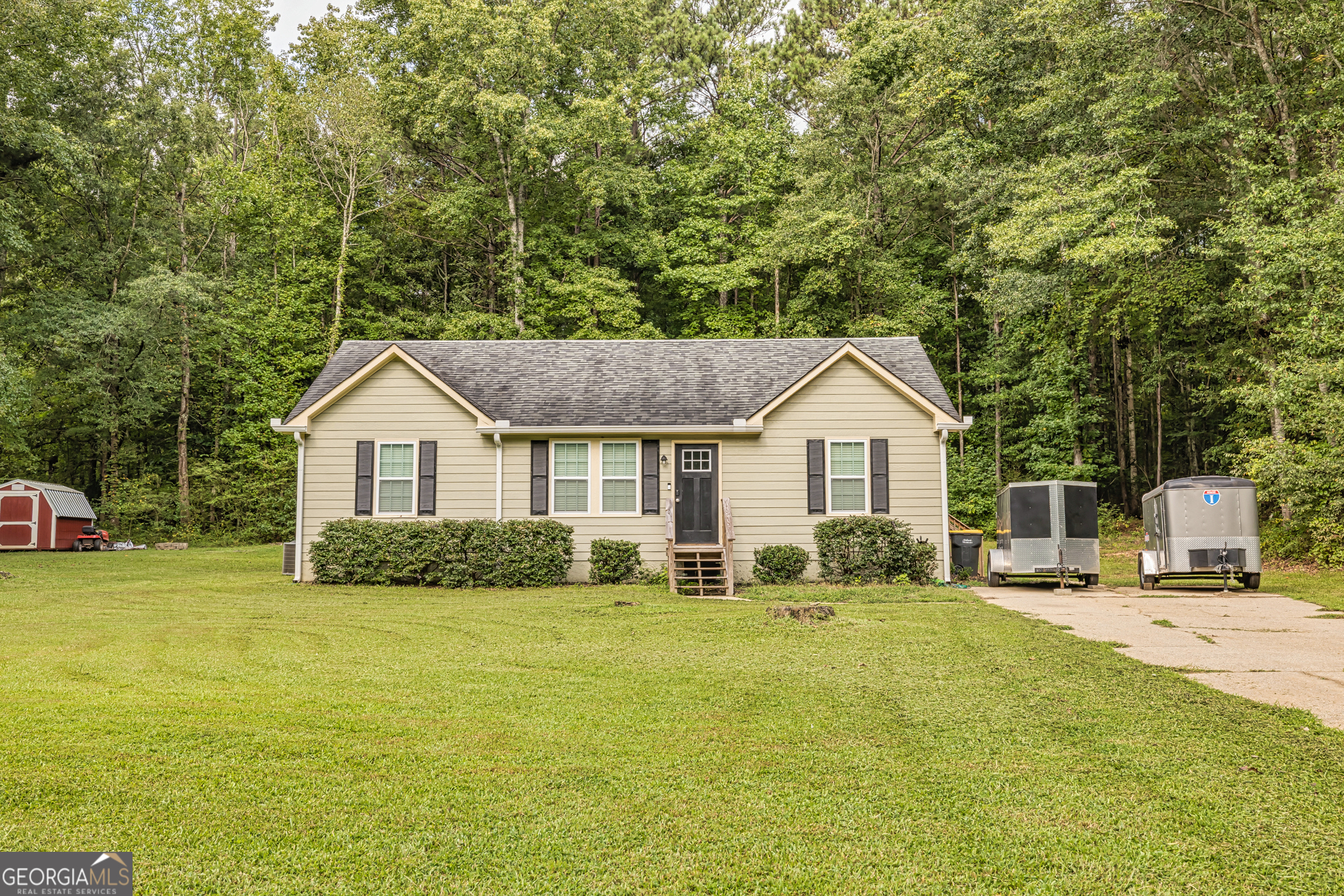 Looking for a move in ready home? You found it!! This Charming 3-bedroom split bedroom plan with 2 full baths is just waiting for you. The family room offers vaulted ceilings and is open to the kitchen/breakfast area. The kitchen offers beautiful granite counter tops with newer cabinets and Stainless-Steel appliances. Just off the kitchen is a pantry/laundry area. Master with separate bath has granite counter top and a soaking tub. The house has LVP flooring throughout main area with Tile in the bathrooms. The back offers a nice size deck and private backyard with an outbuilding. Convenient location to downtown Senoia and ready for you. Schedule your showing today and make this house your forever home!!