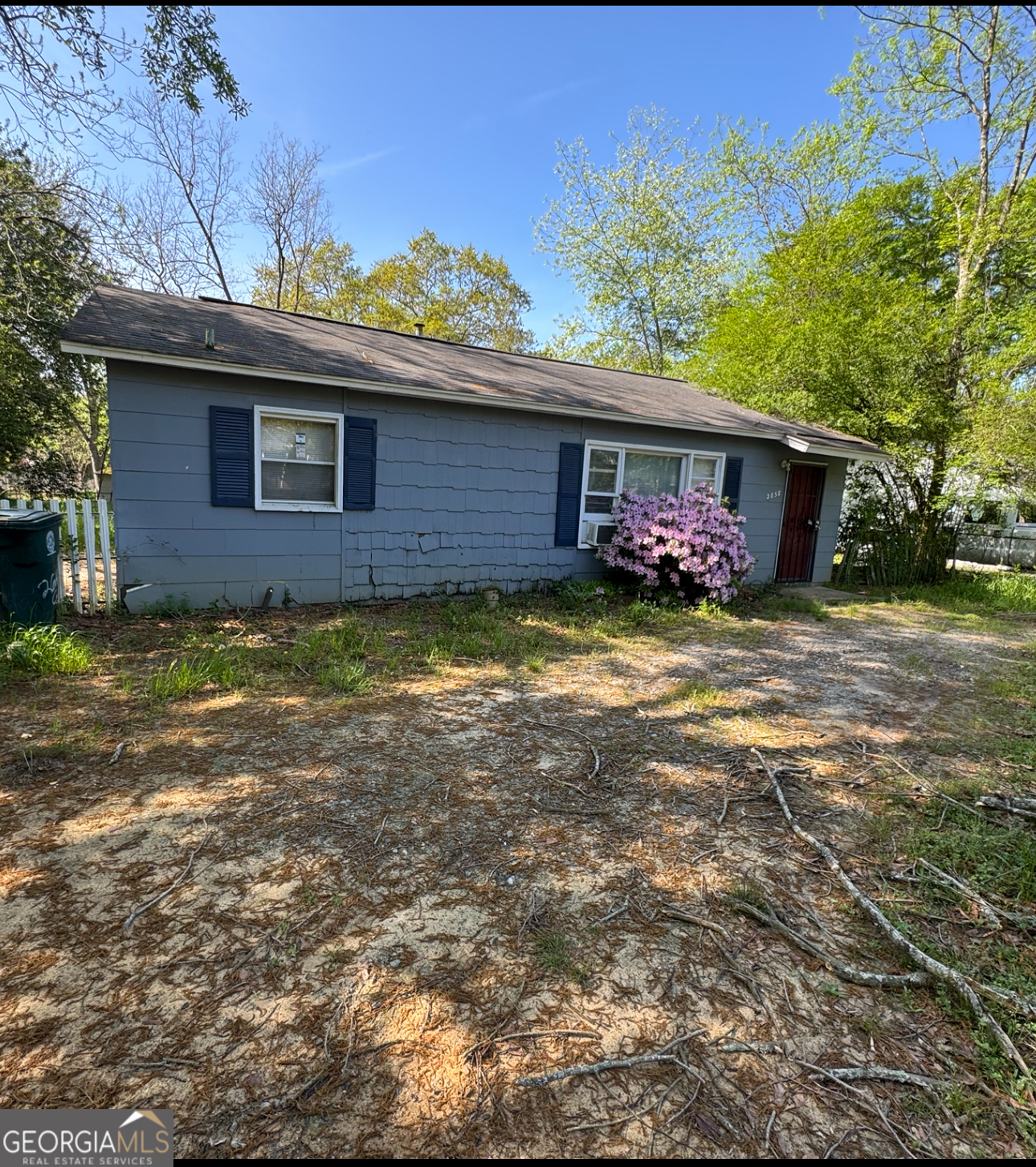 Contemporary, EASY TO MAINTAIN, affordable home ideal for 1st-time buyer, or investment. MOVE-IN/RENT-READY! Features open-plan space, good size rooms, appliances, front and back yards.