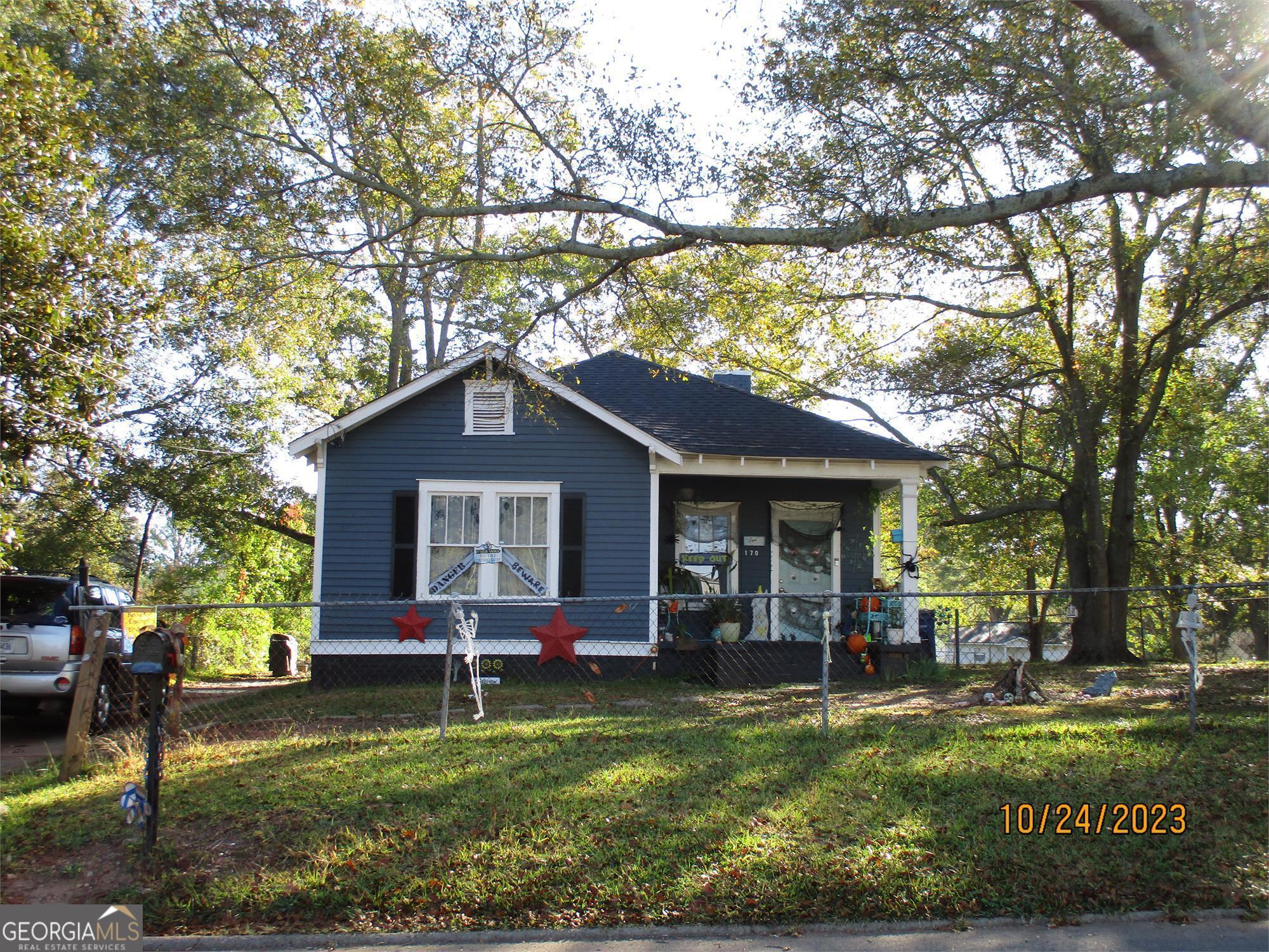 GREAT 3BR/1BA SINGLE FAMILY HOME W/LIVING ROOM, DINING ROOM, EAT-IN KITCHEN. PRIVATE BACKYARD. CALL AGENT FOR MORE DETAILS & A PRIVATE TOUR TODAY!