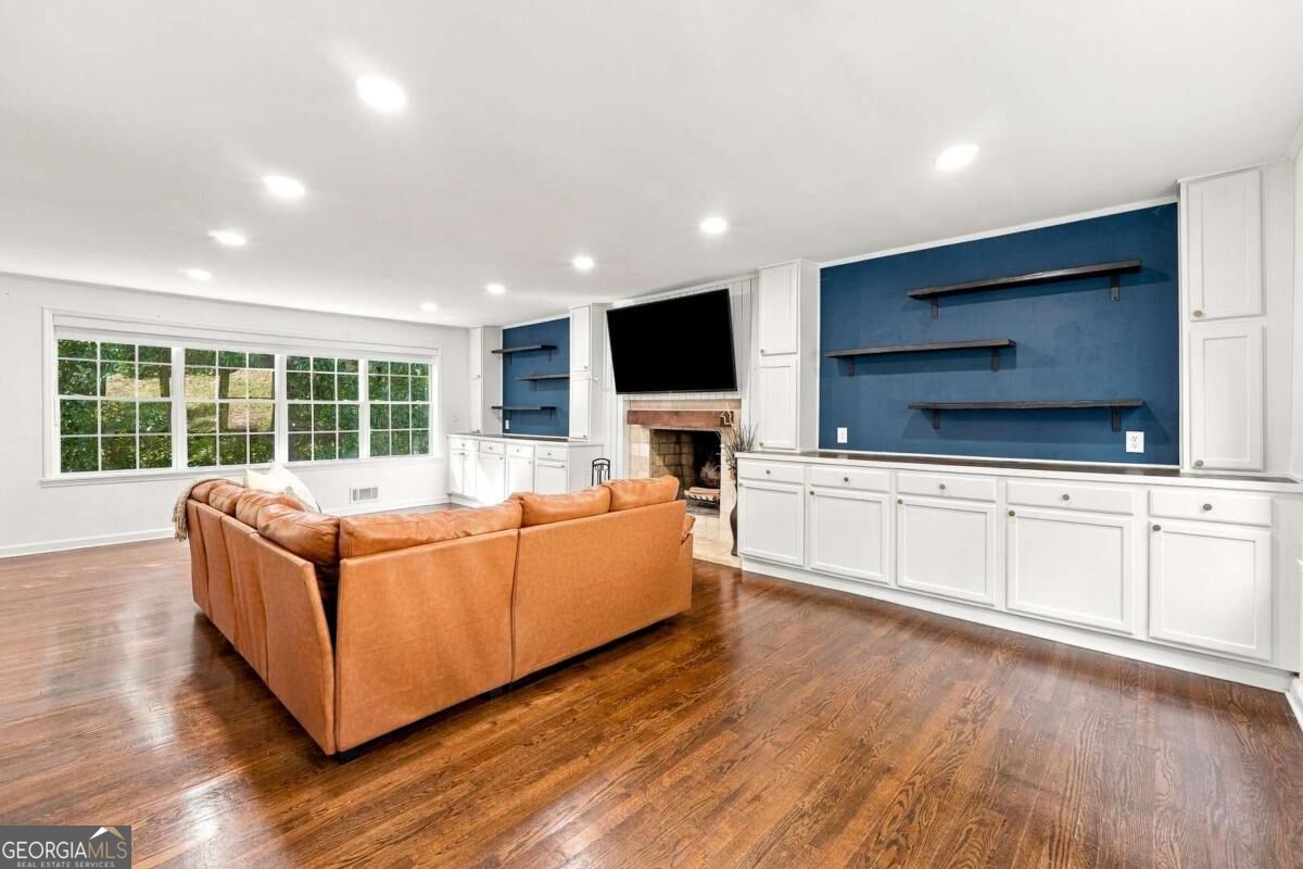731 Longview DR