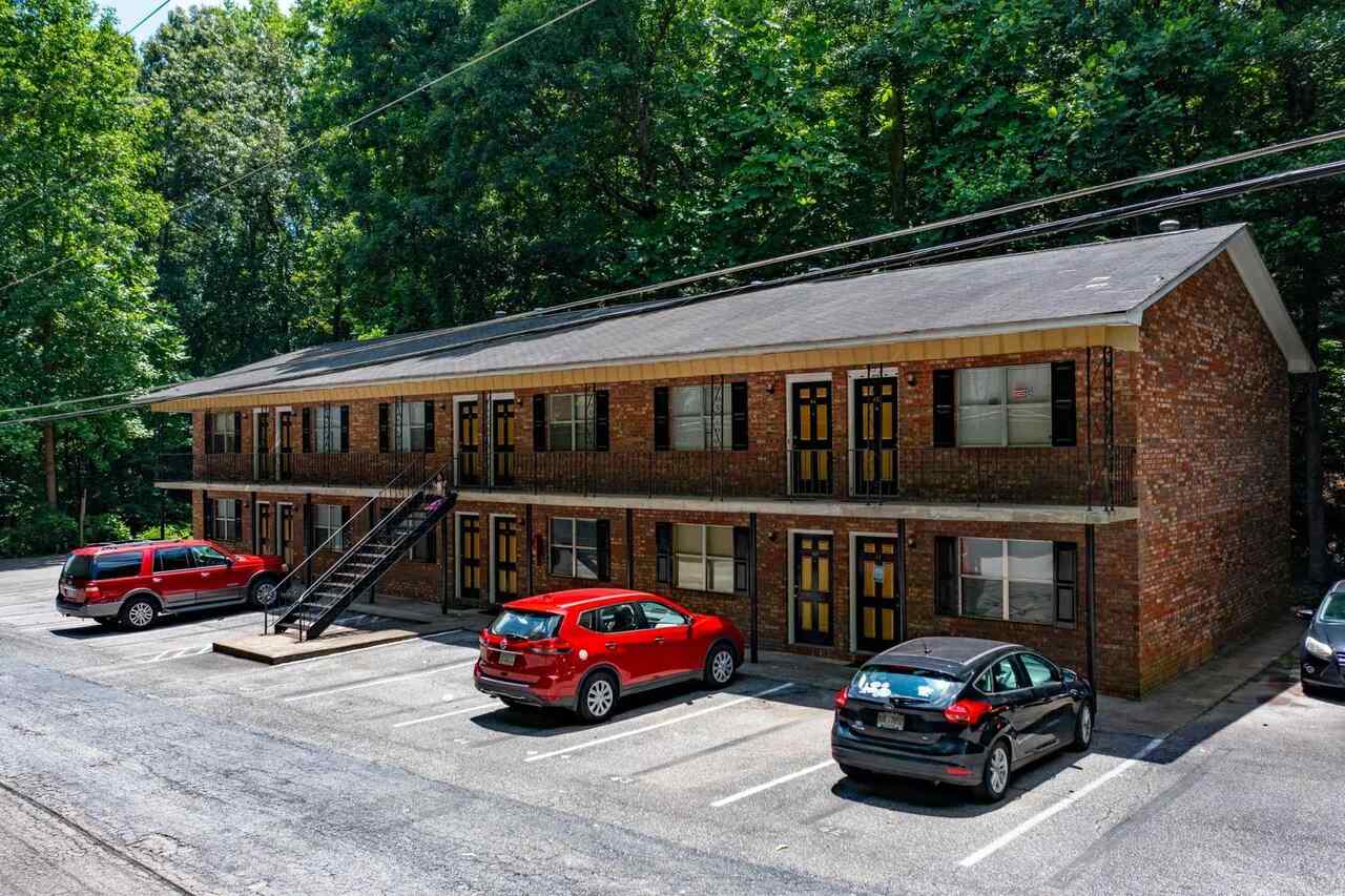 52 Unit complex located in the heart of Canton GA. Property is 100% occupied. There are four buildings, three of which have new metal roofs. There are two 3/2 units, 38 2/1, and 12 1/1. Property is well maintained! Net Operating Income of $332,984.