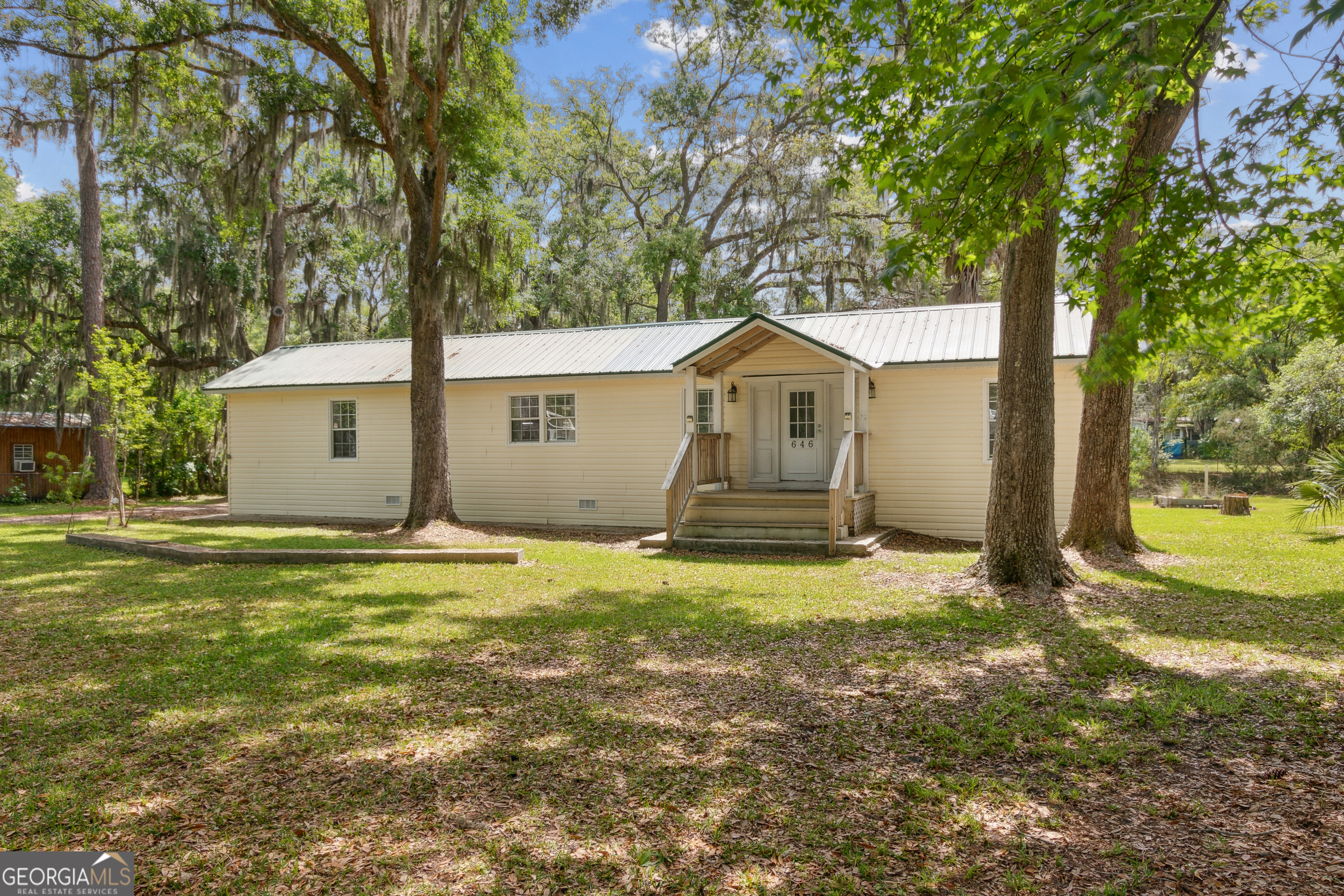 646 Pelican CIR