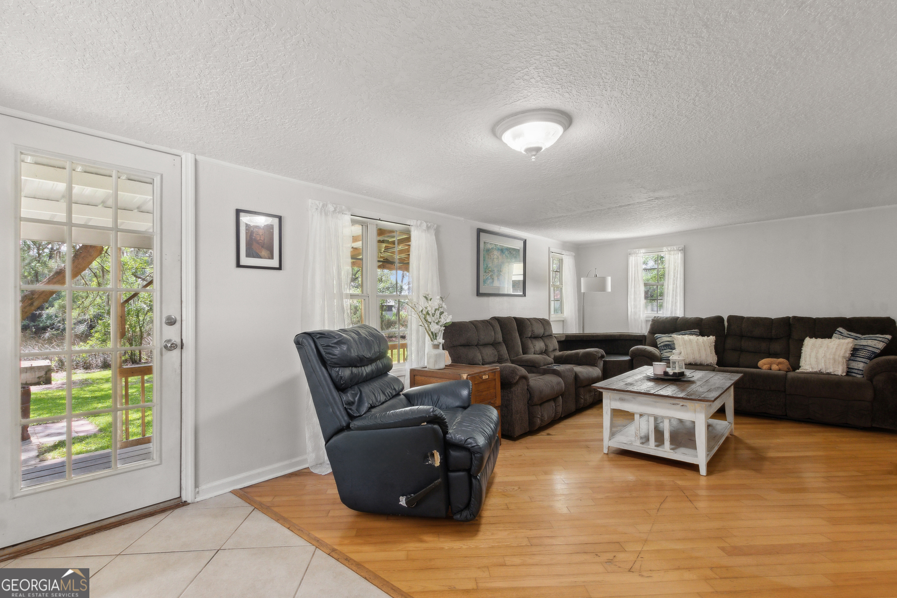646 Pelican CIR