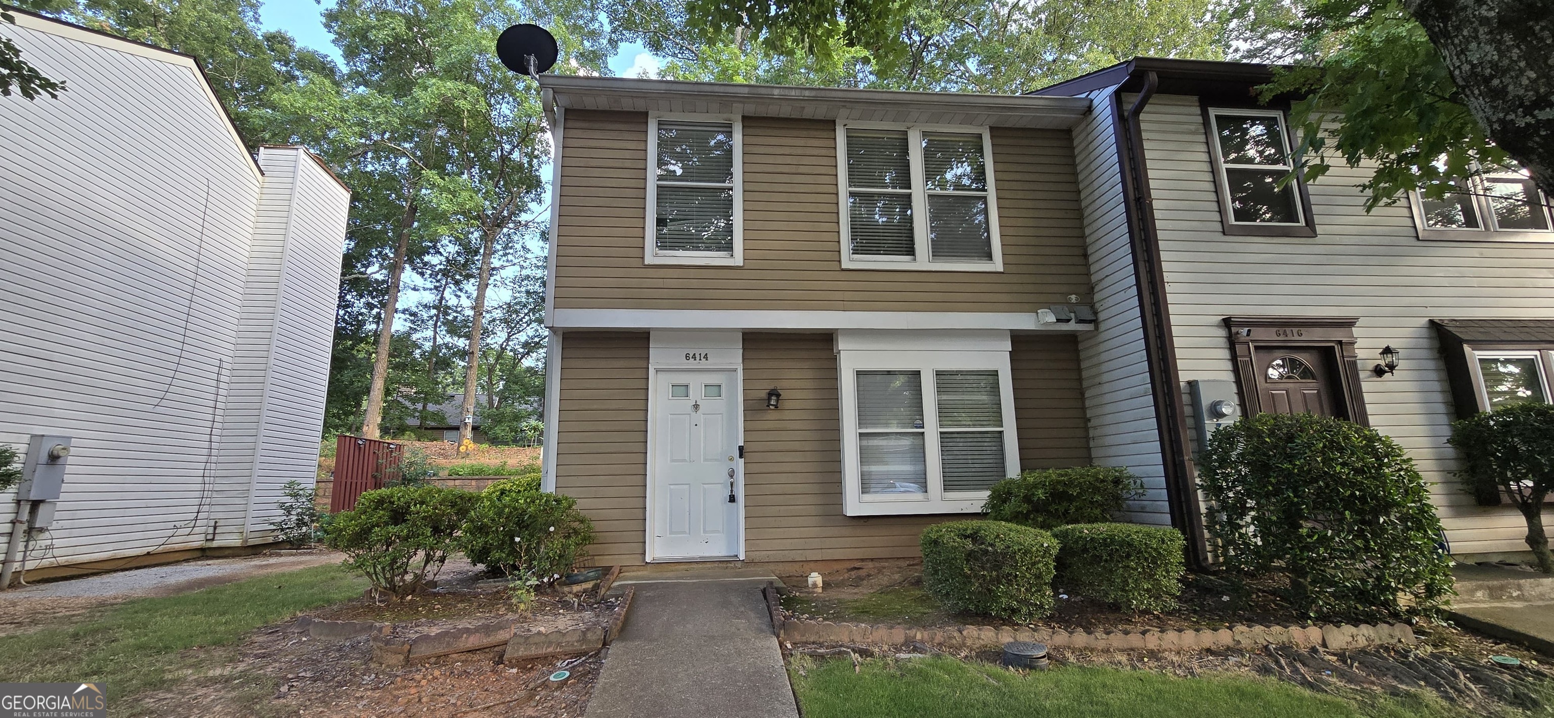 Beautiful End Unit!! Excellent location close to I-285 and I-85. Convenient to shopping and restaurants. Spacious renovated with modern updates and open floor plan a MUST SEE!! The Complex does not allow rentals!