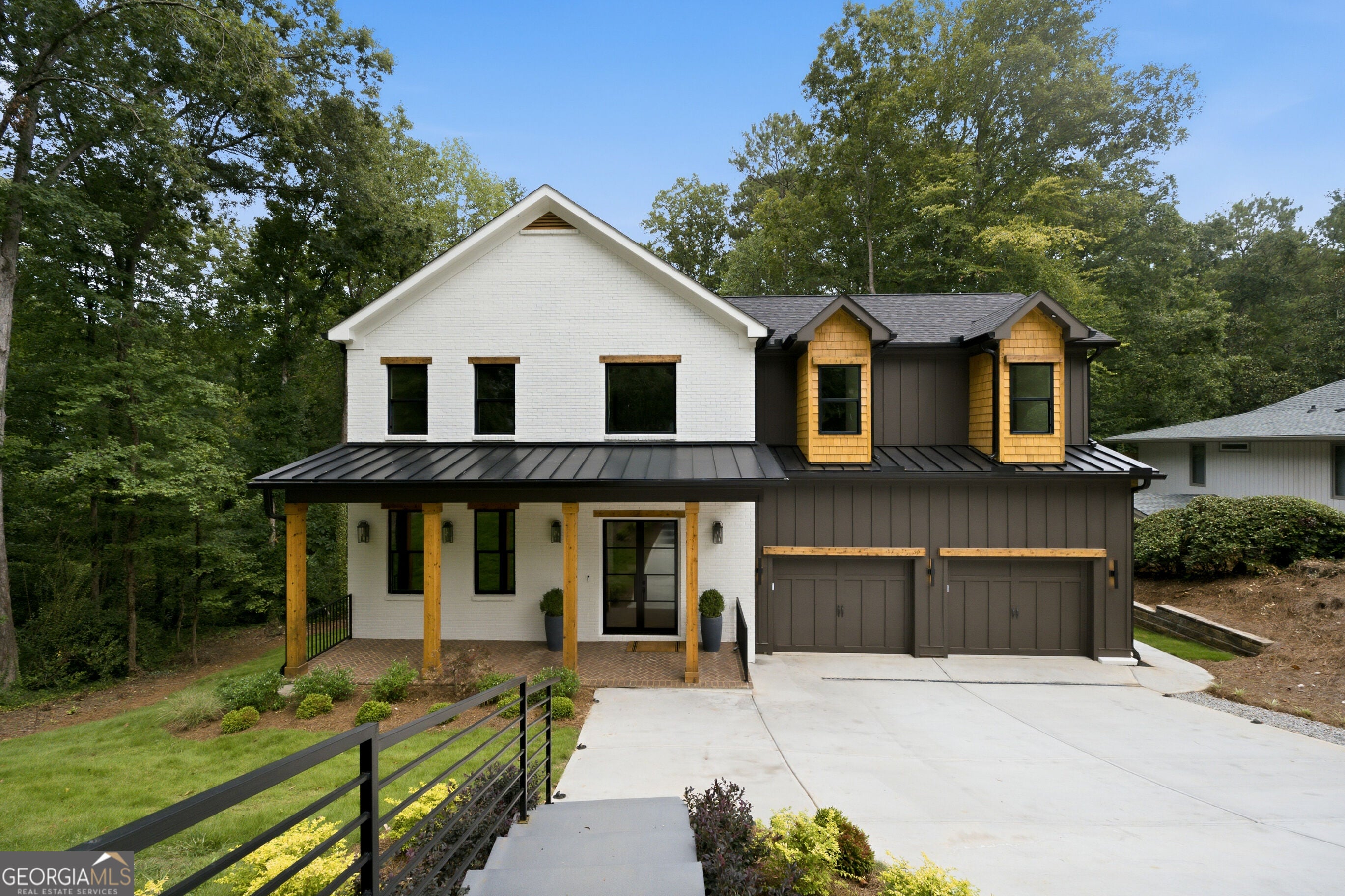 132 Lakeshore DR NE