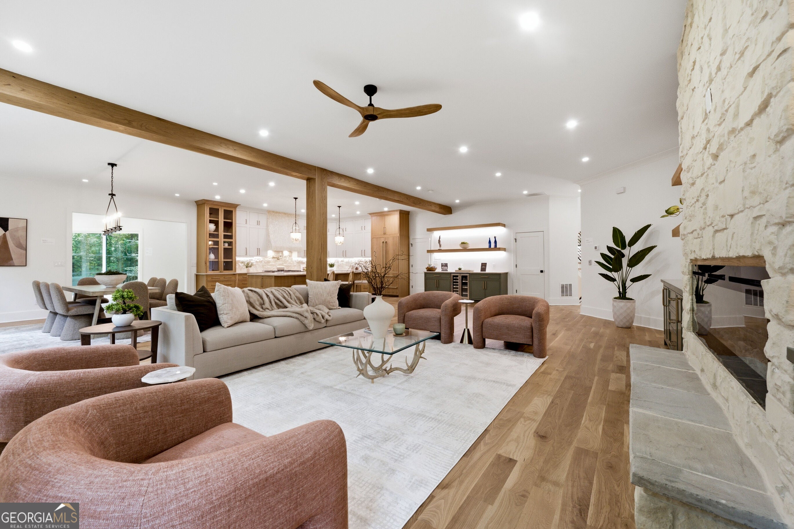 132 Lakeshore DR NE