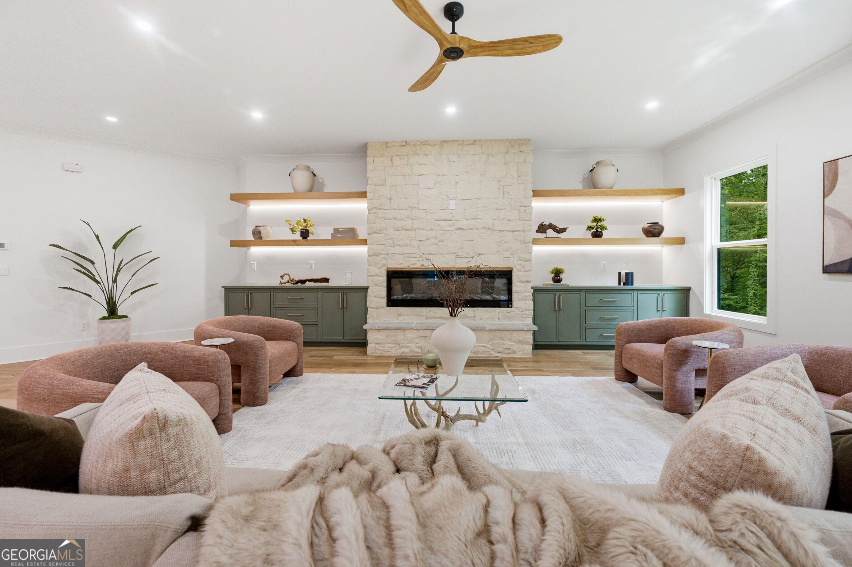 132 Lakeshore DR NE