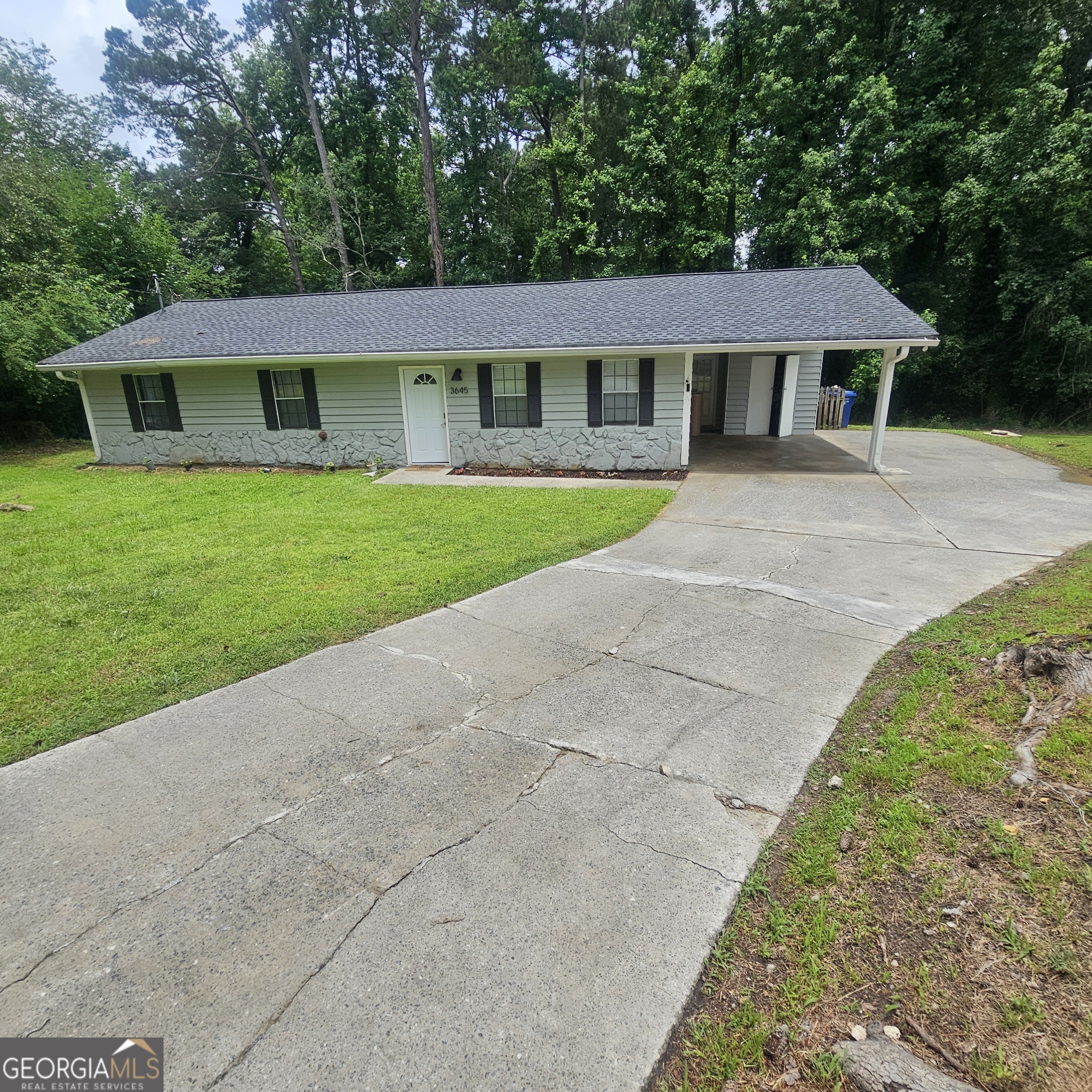 Discover the comfort and convenience of this charming 3 bedroom, 2 bathroom ranch home. Ideally situated on a quiet cul-de-sac in the heart of Snellville. The kitchen features gray cabinetry, and a breakfast nook. The primary bedroom is complete with an ensuite bathroom and closet. Outside, the spacious backyard is a private oasis, with a patio and mature trees safely spaced away from the home, providing a buffer for the direct rays of the sun, and an ideal space for outdoor activities and recreation. Close to shopping, restaurants, Briscoe Park, easy access to Hwy 124 and Hwy 78, and 20 minutes away from Piedmont Eastside Medical.