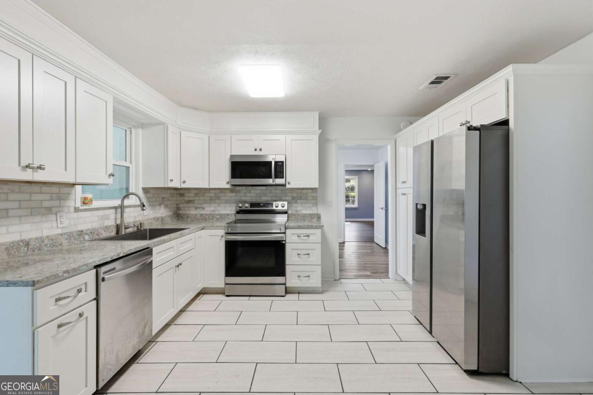 1613 Lake DR