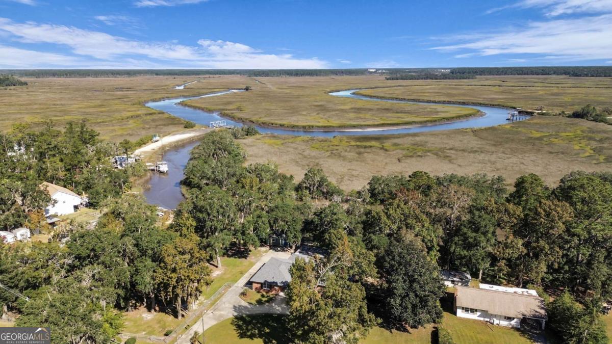 1613 Lake DR