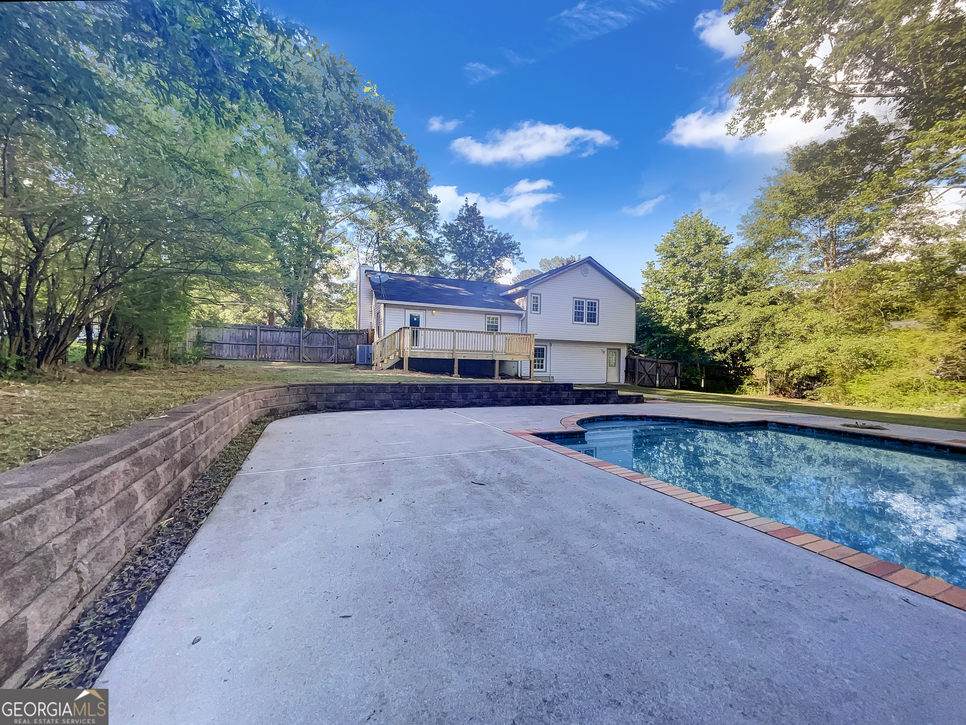 MOUNTAIN BREEZE ESTATE - Residential