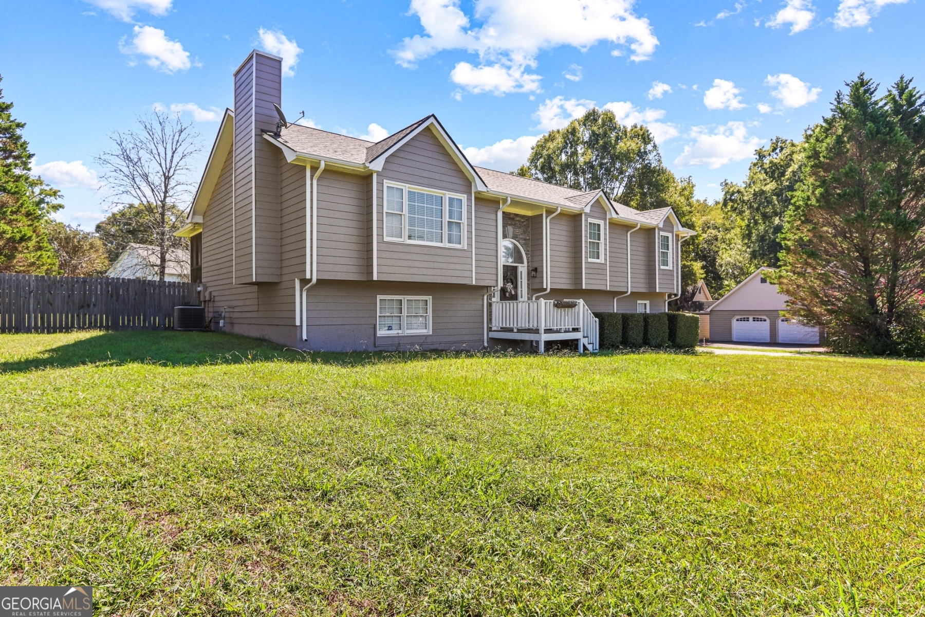 Charming 3 bed, 2 bath home on a spacious 1-acre lot in desirable Cartersville. This well-maintained 1994-built home offers an open layout, large bedrooms, and a private master suite. Enjoy peaceful surroundings just minutes from downtown, schools, and major roads. Plenty of yard space for outdoor living or expansion. Don't miss this great opportunity!