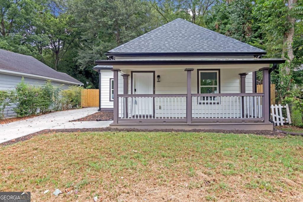 Photo of 1055 Mayson Turner Road, Atlanta, GA 30314 (MLS # 10761171)
