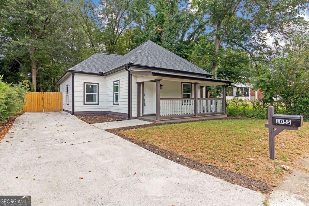 Photo of 1055 Mayson Turner Road, Atlanta, GA 30314 (MLS # 10761171)