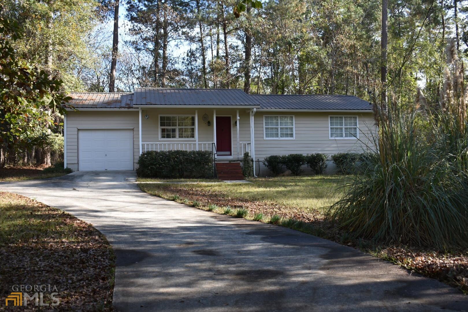 Super cute 3 bed/1ba in excellent condition! Features include hardwood floors, tile in bathroom with double vanity, new hvac system, new metal roof, single car garage, large wooden deck on back, private lot on cul de sac and more! Don't miss out on this home!