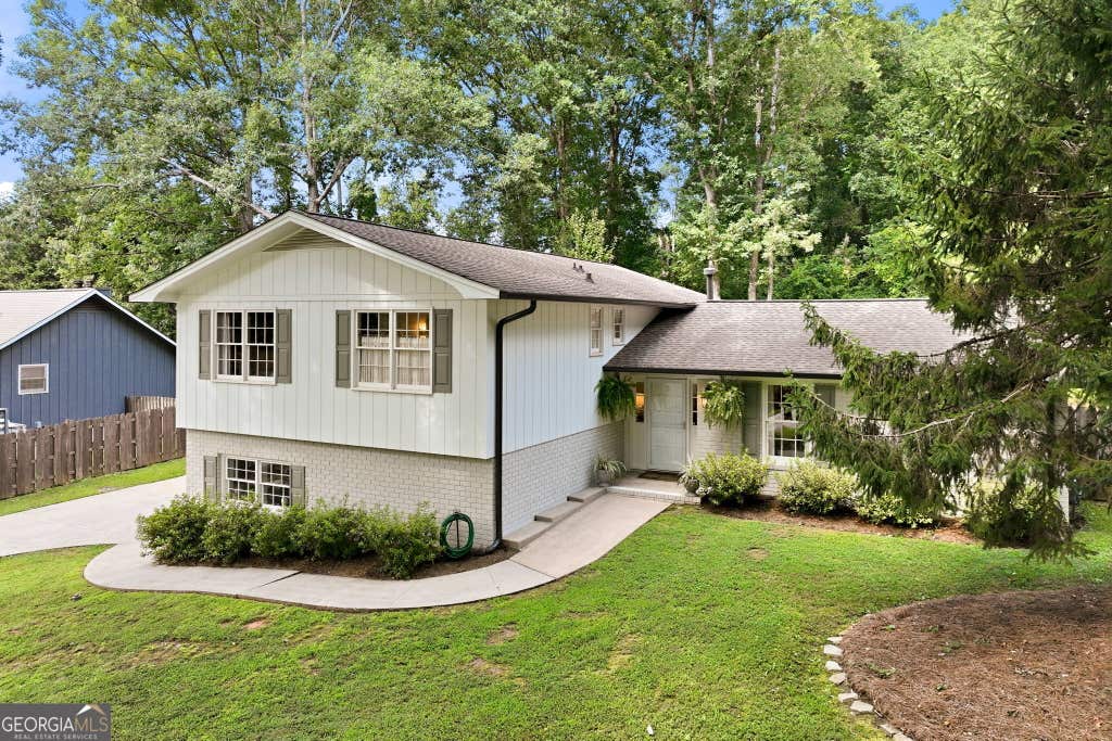 Photo of 670 Robinhood Trail, Gainesville, GA 30501 (MLS # 10830797)