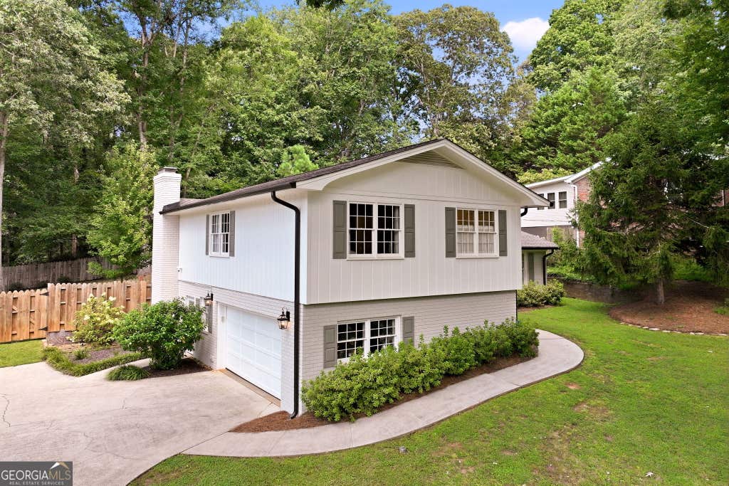 Photo of 670 Robinhood Trail, Gainesville, GA 30501 (MLS # 10830797)
