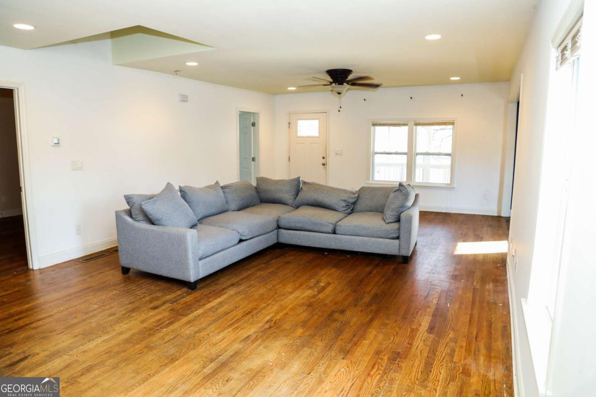 1398 Hancock AVE W