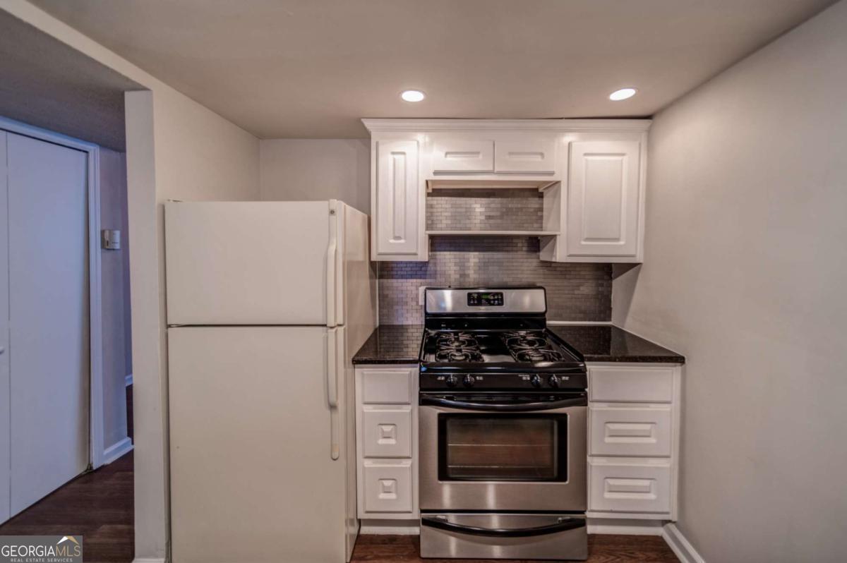 COUNTRY PLACE - Residential Lease