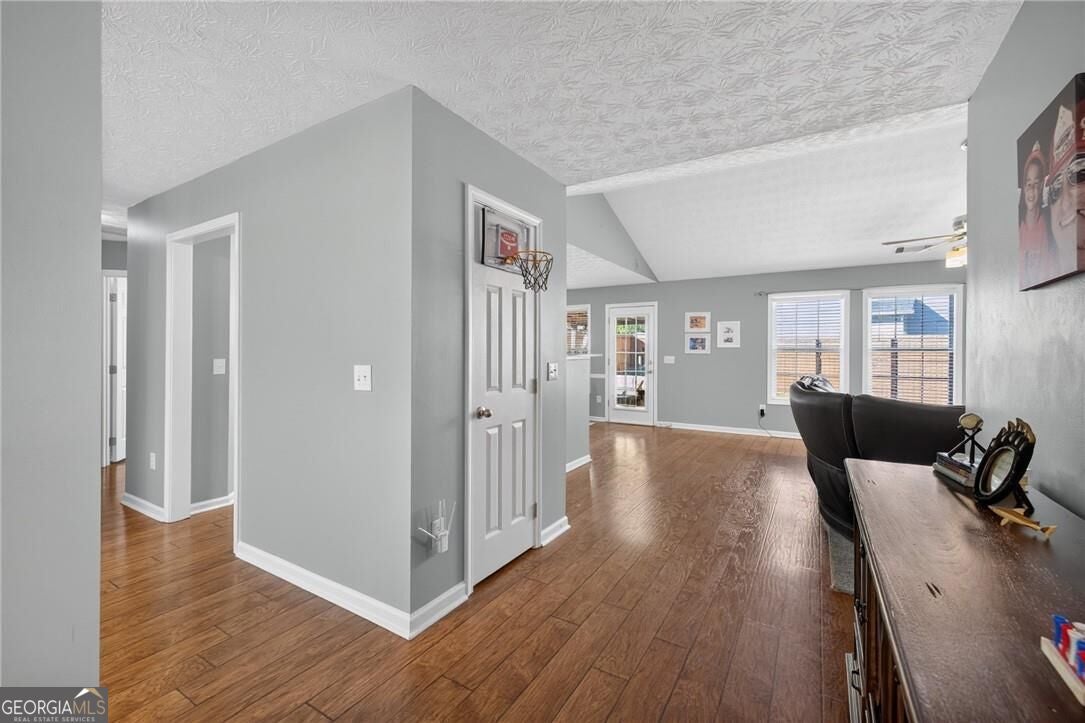10 Lake Valley DR