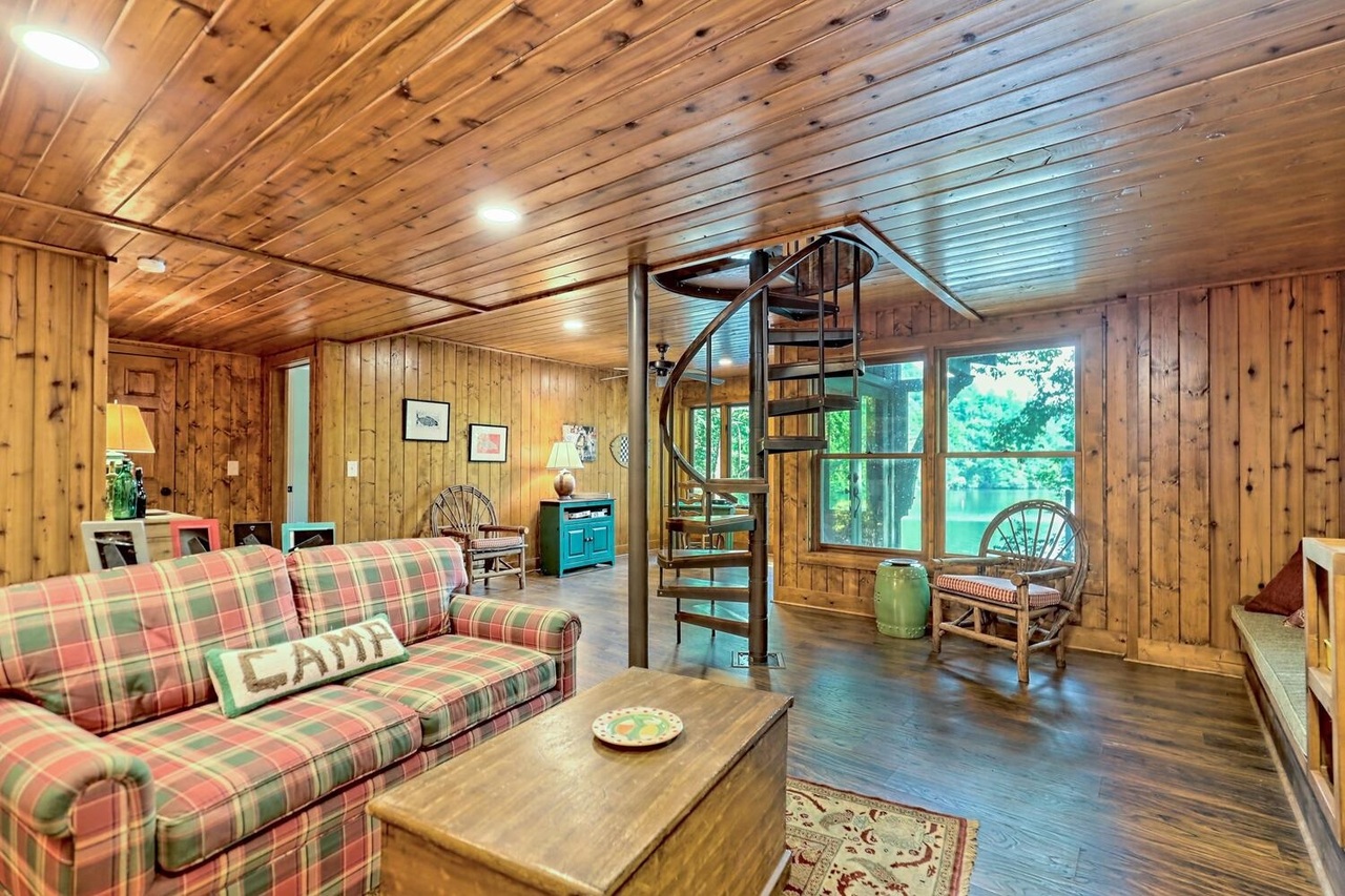 Clayton, Georgia 30525, United States, 3 Bedrooms Bedrooms, ,3 BathroomsBathrooms,Residential,Active,230512