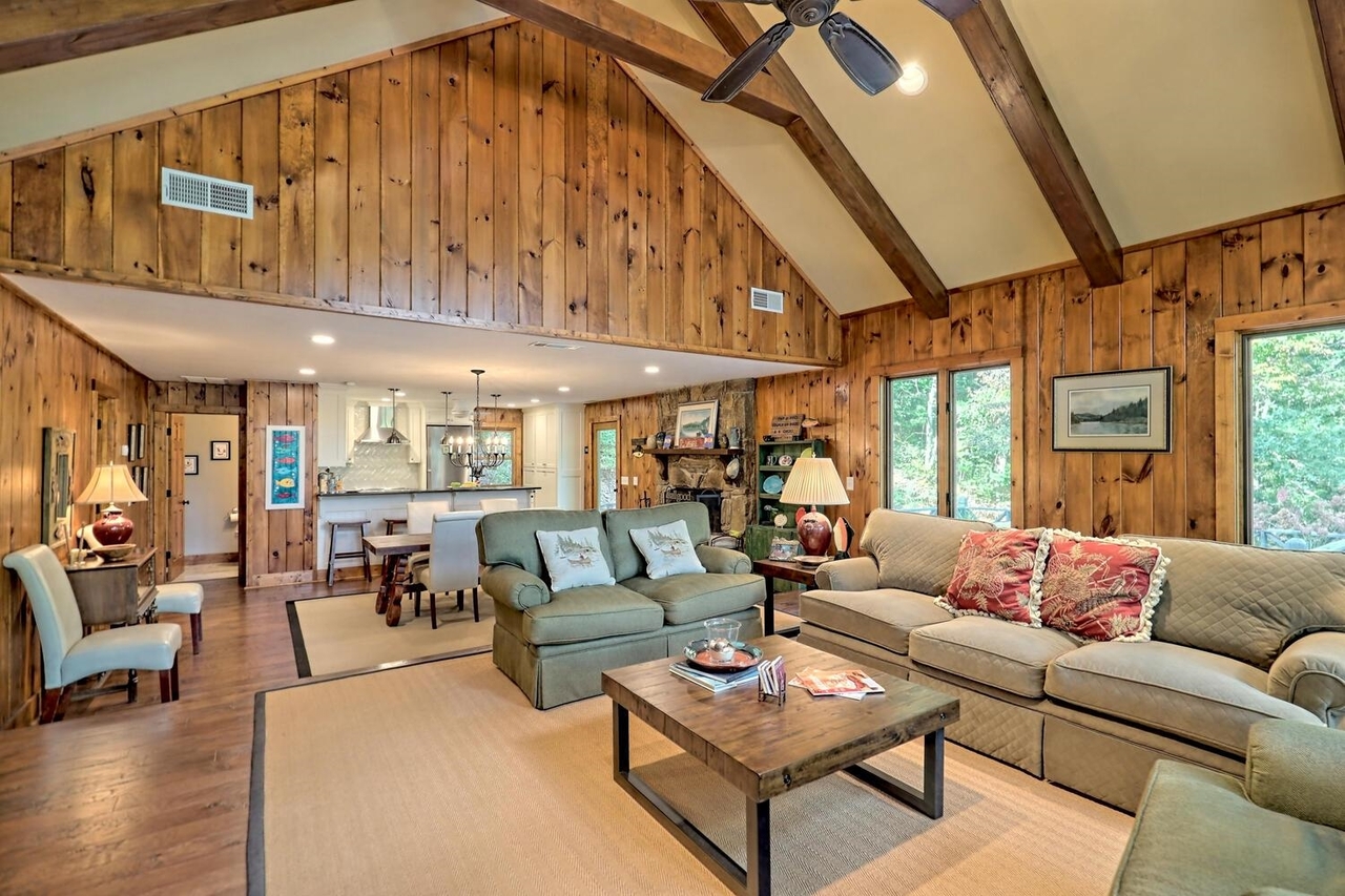 Clayton, Georgia 30525, United States, 3 Bedrooms Bedrooms, ,3 BathroomsBathrooms,Residential,Active,230512