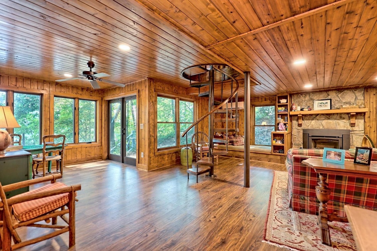 Clayton, Georgia 30525, United States, 3 Bedrooms Bedrooms, ,3 BathroomsBathrooms,Residential,Active,230512