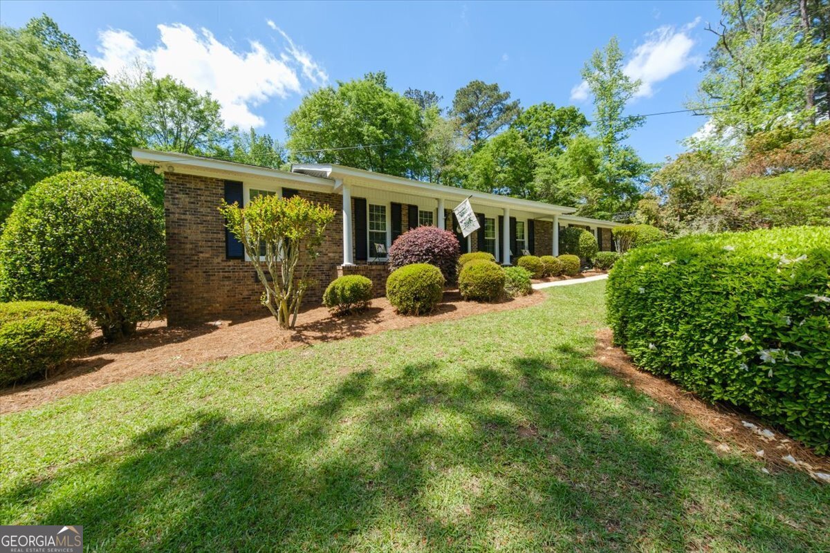 852 Warwick DR