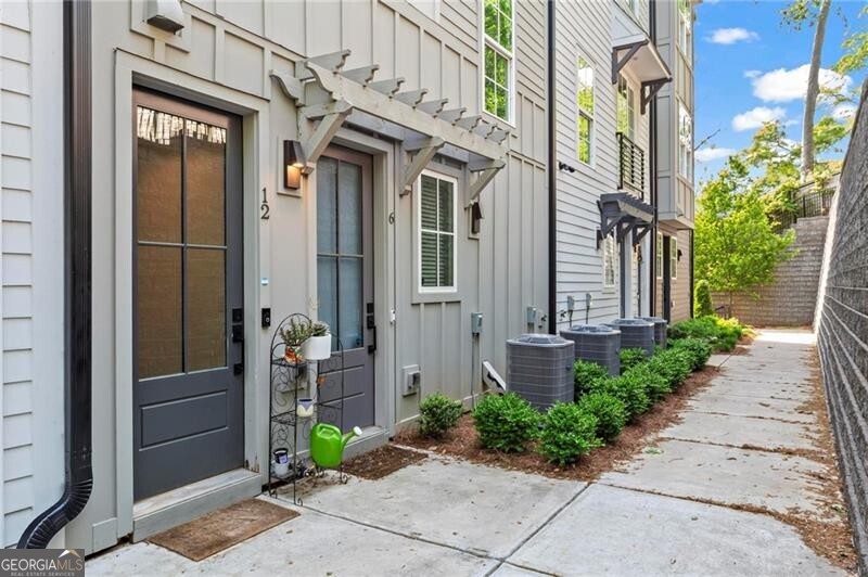 Welcome to Oxley 12 Becker Place! This sleek 1-bed, 1-bath condo with a dedicated office/den offers bright, modern living with spacious ceilings, stylish finishes, and an open floor plan flooded with natural light. Located just minutes from the BeltLine, Edgewood Retail District, MARTA, and the eclectic shops and restaurants of Inman Park and Little Five Points, this vibrant Toll Brothers community features fantastic communal spaces including grilling stations, a fire pit, and cozy green spaces. Perfect for entertaining, working from home, or simply enjoying true intown convenience - this home is your ticket to Atlanta's best urban lifestyle. Don't miss this rare opportunity at Oxley Edgewood!