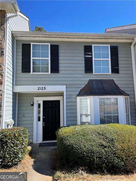 Charming 2 bedroom/2.5 baths townhome in PRIME location! Spacious and open floor plan. Bright and updated Kitchen features eat-in area, breakfast bar and newer appliances. Excellent roommate floor plan with walk-in closets and private bathrooms. Conveniently located to I-75 & I-575. Minutes to KSU, Town Center Mall, Pine Tree Country Club and much more. A MUST SEE!