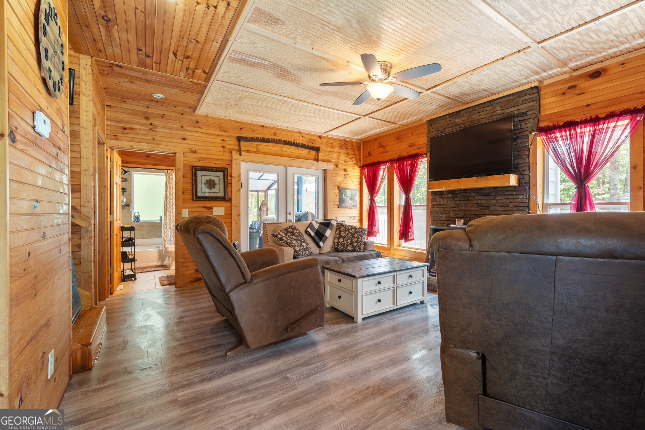 915 Meadowview RDG