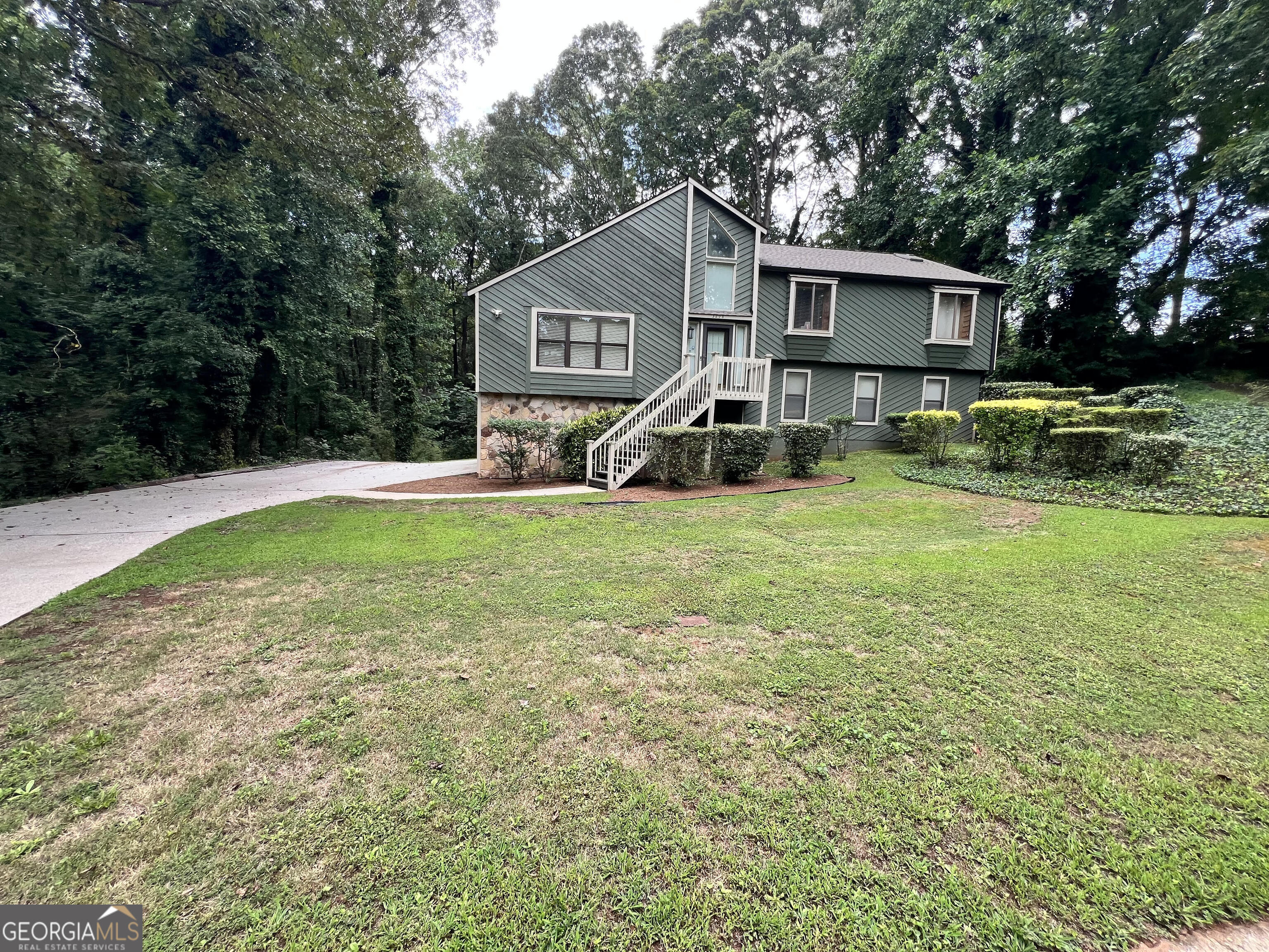 Beautifully maintained home in the sought-after Landings East community! This spacious 4-bedroom, 3-bath property features an inviting floor plan with abundant natural light, a formal living and dining room, and a cozy family room with fireplace. The kitchen offers ample counter space, a breakfast area, and easy access to the backyard perfect for entertaining. Upstairs, the generous primary suite includes a walk-in closet and private deck. Enjoy the large, level lot with mature landscaping in a peaceful neighborhood setting, all while being just minutes from shopping, dining, parks, and top-rated schools.