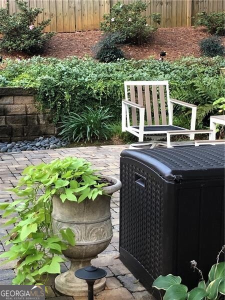 Roswell, Georgia 30075, United States, 4 Bedrooms Bedrooms, ,3 BathroomsBathrooms,Residential,Pending,78357