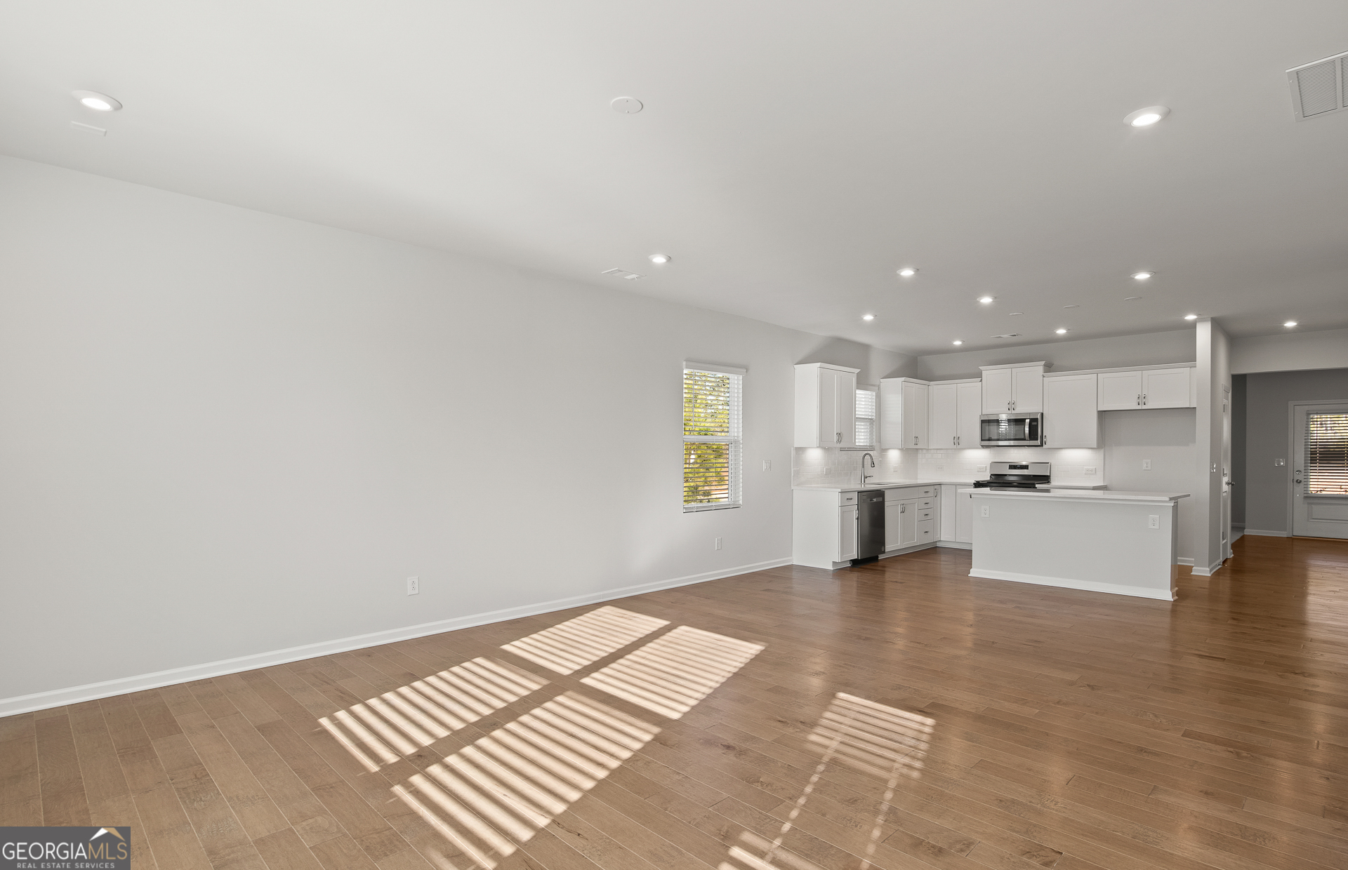 488 Village LN