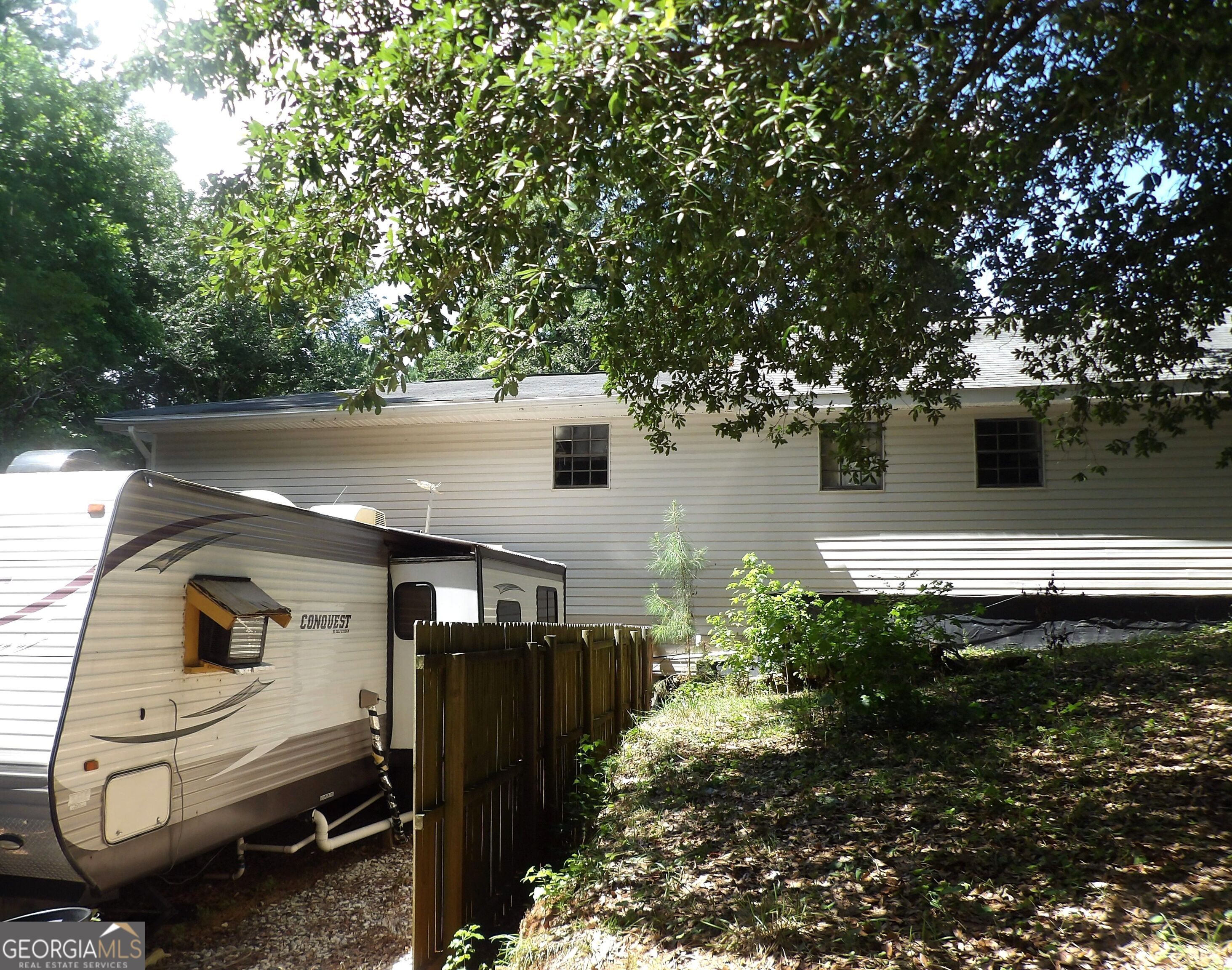 Very nice 1 Bedroom RV Modular Living at price you can afford. Living Room (The sofa does not stay), Kitchenette, shower and bedroom. Lovely for use outside patio area with a fire pit. Cozy, not in a subdivision. Come make it home! Call Carol now for viewing 404-281-6041.
