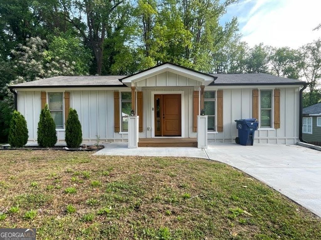 Photo of 185 Glenrose Circle SW, Atlanta, GA 30354 (MLS # 10770598)