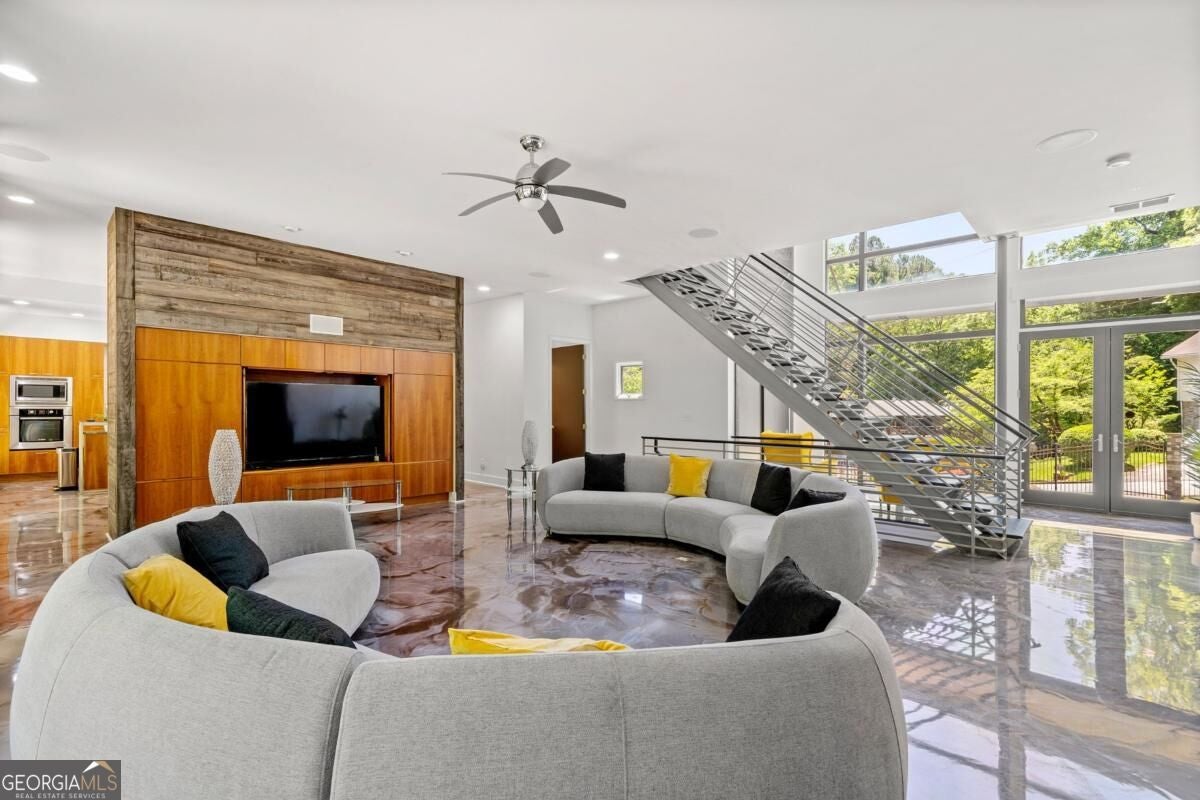643 Larchmont CIR NW