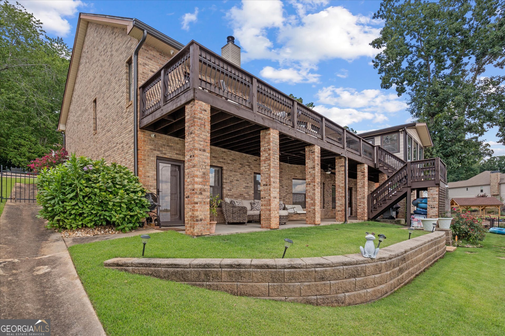 1127 Lakeshore CT