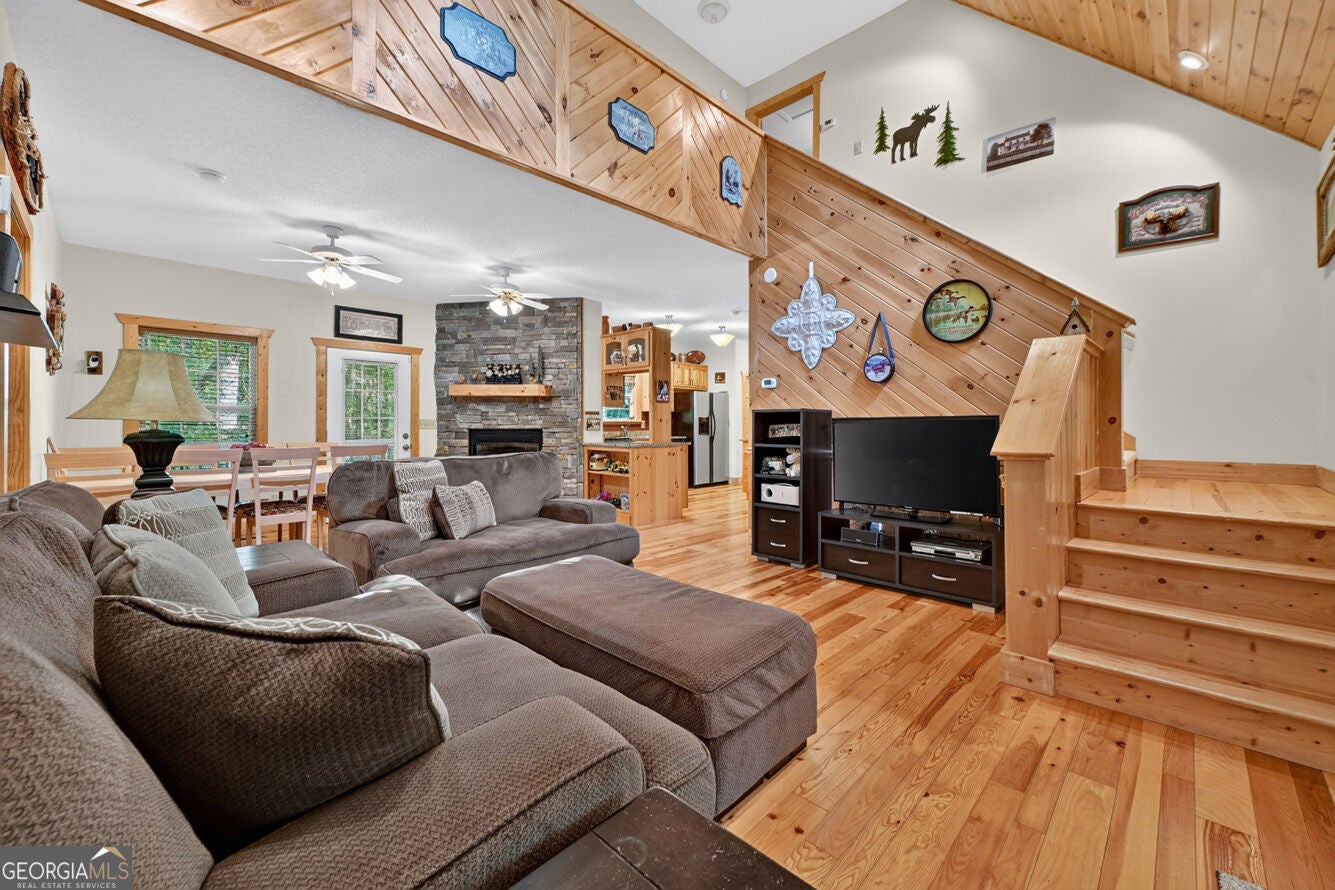 14 Orlon DR