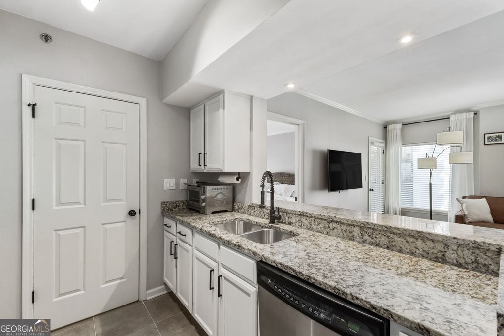 Photo of 275 13th Street NE #401, Atlanta, GA 30309 (MLS # 10709874)