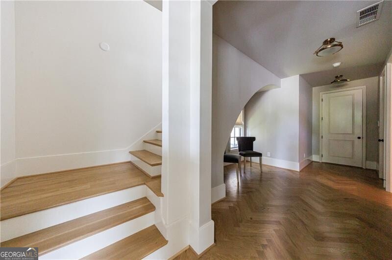 81 Delmont DR NE