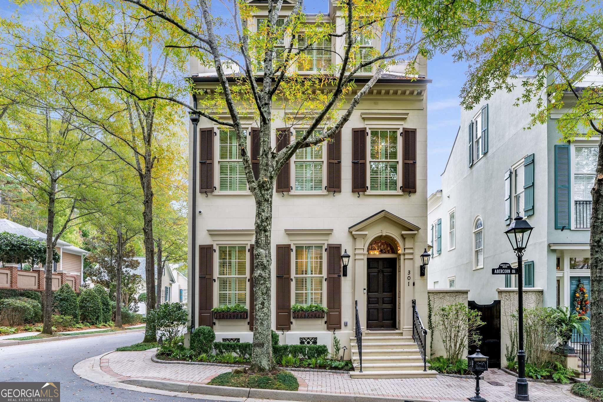 301 Abercorn SQ