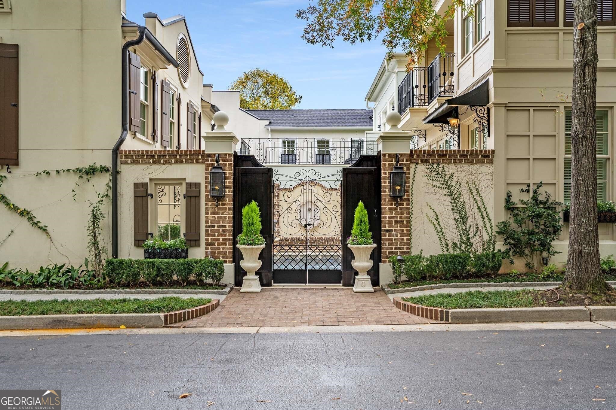 301 Abercorn SQ